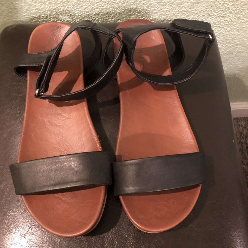 Sandals, sorry seller backed out on these.